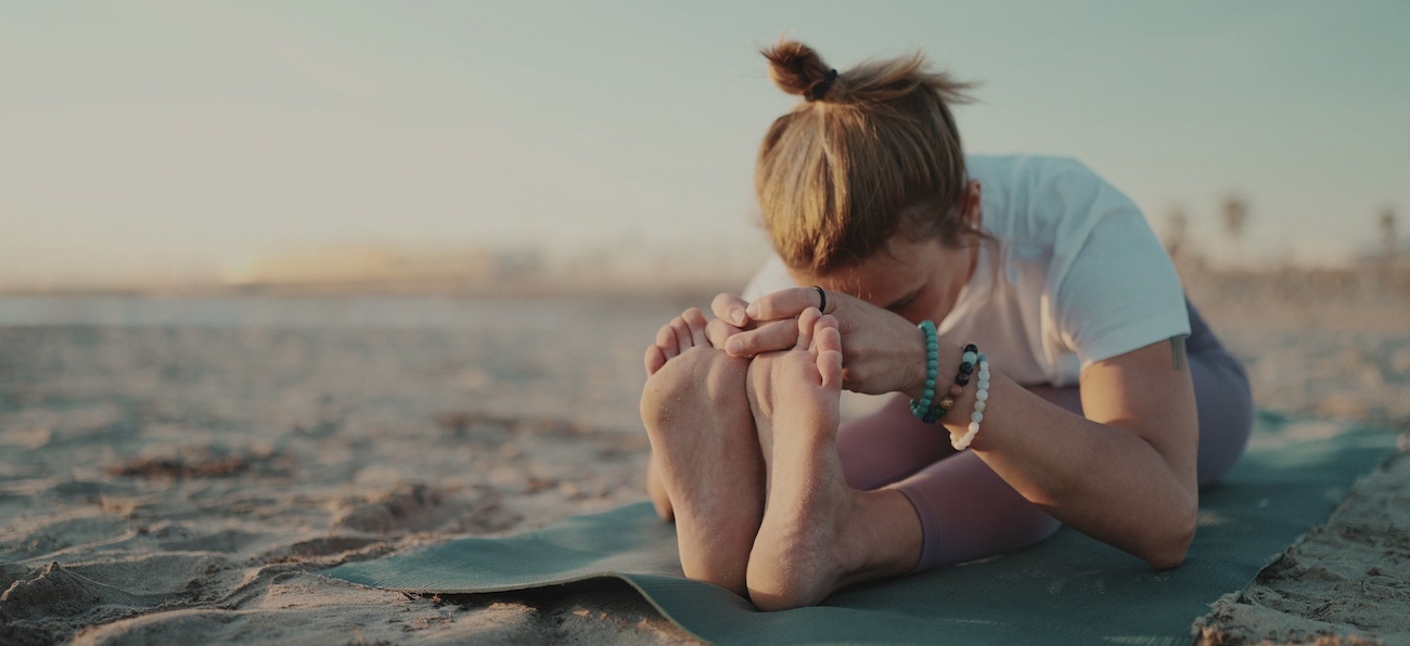 comment s'entrainer efficacement pendant l'été stretching à la plage